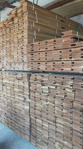 Portal de madeira, porta e alizar