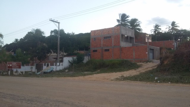 Terreno na Praia de Cabuçu. Na entrada da cidade. Beira da Pista