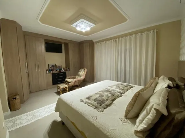 Comprar Sobrado com 5 dormitórios e Piscina Bairro Solemar - Praia Grande/SP