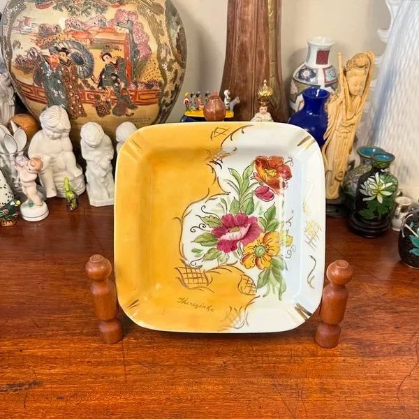 Cinzeiro em porcelana pintado à mão.