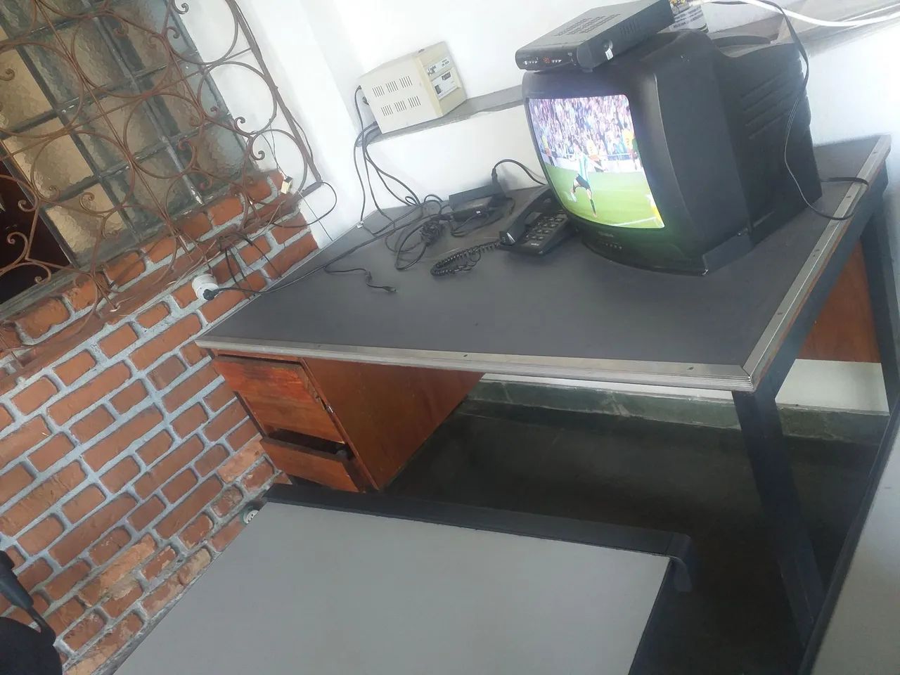 Mesa madeira com 3 gavetad - Foto 4