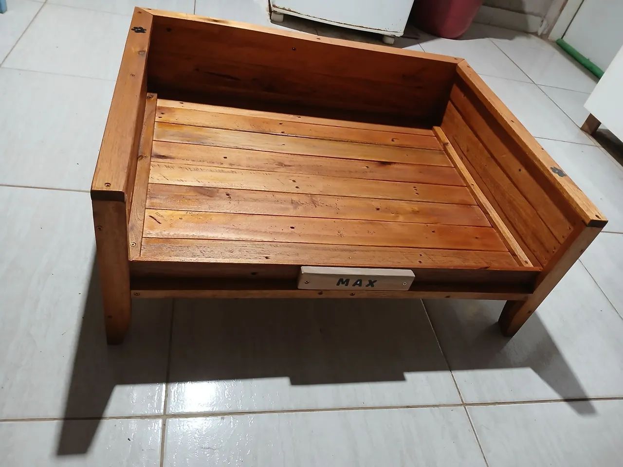 Cama de madeira para cachorro