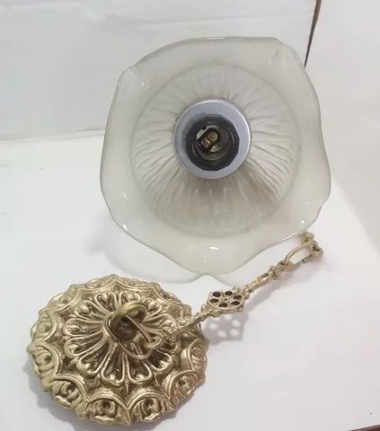 um lustre pendente em bronze - Foto 3