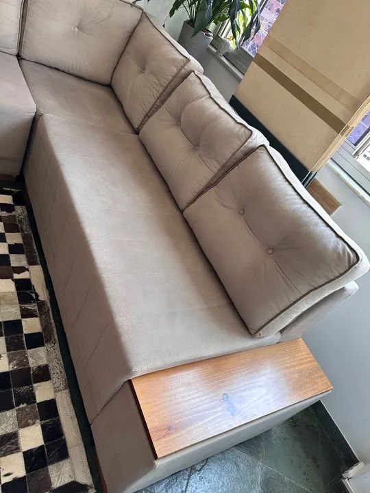 Sofá de canto em L modular suede beje com puff - Foto 6