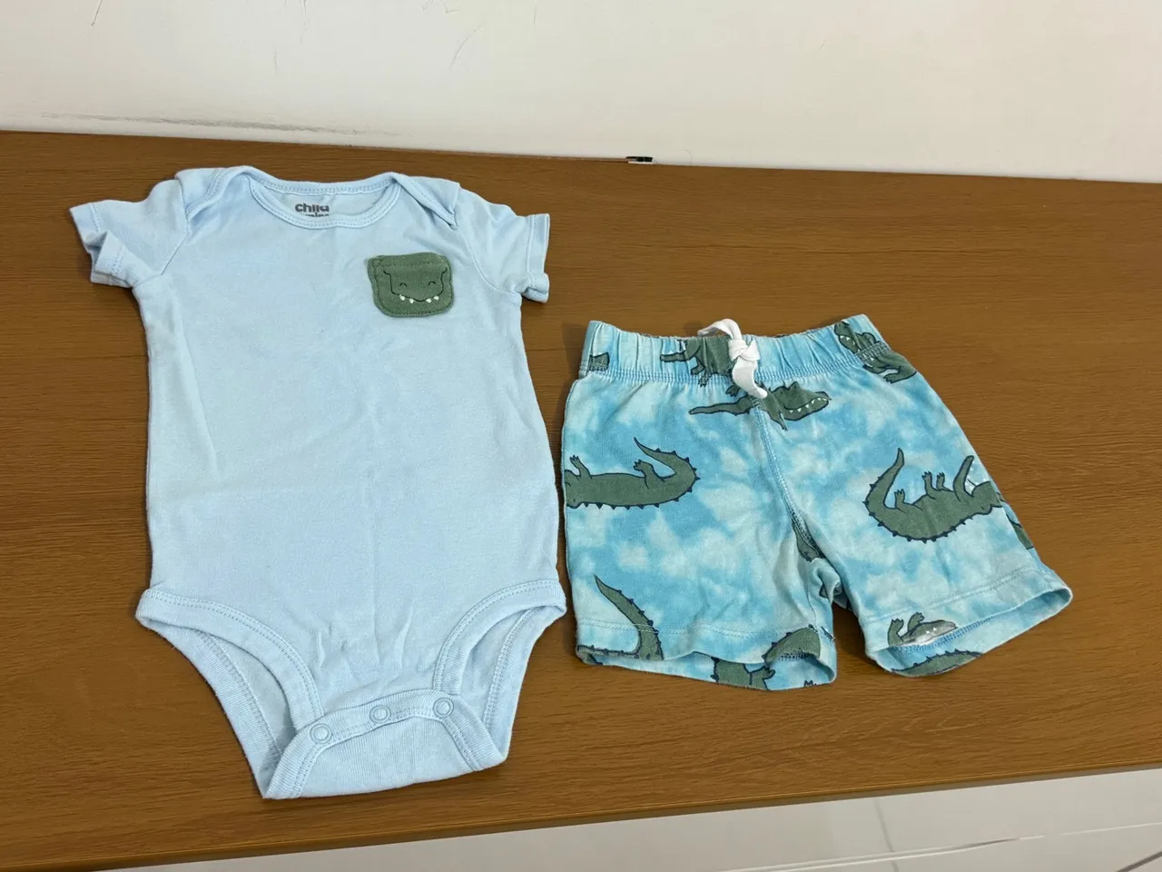 Conjunto body e shorts carters jacaré