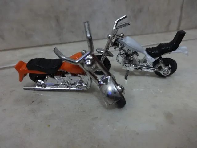 Lote com 2 motos em miniatura