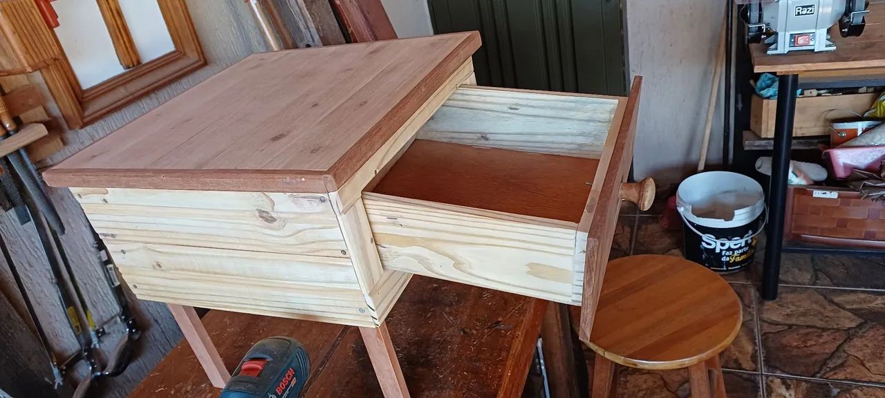 Mesa de cabeceira com Gaveta - Madeira Maciça - Foto 3