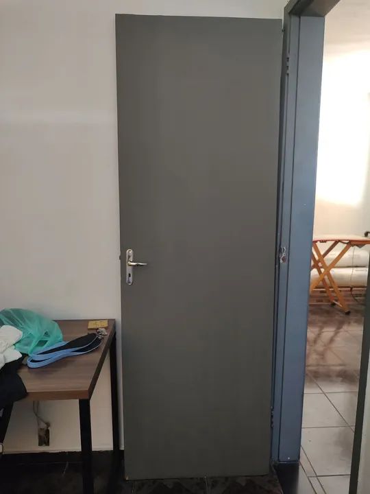 Porta de madeira, Vendo 2 portas