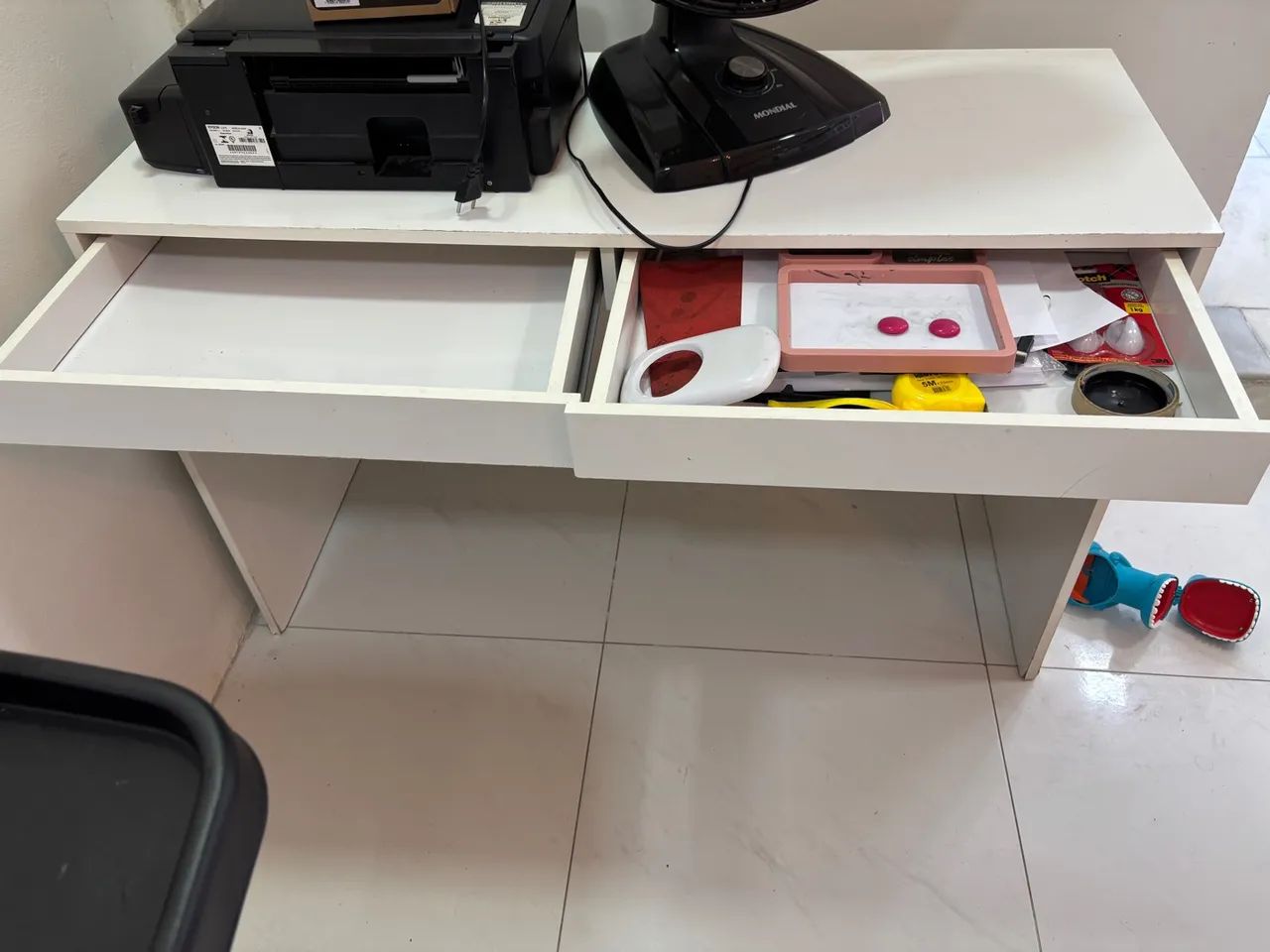 Mesa branca com 2 gavetas