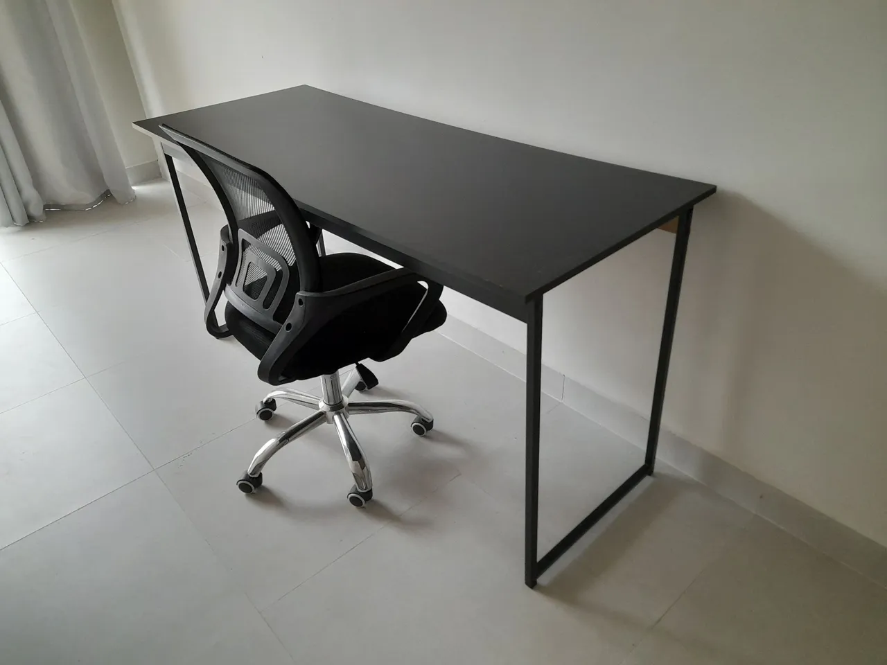 MESA Escrivaninha + CADEIRA escritório c/ rodinha. OPORTUNIDADE MUDANÇA.