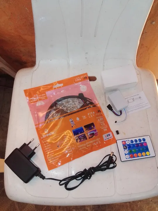 Fita de led colorida adesivada
