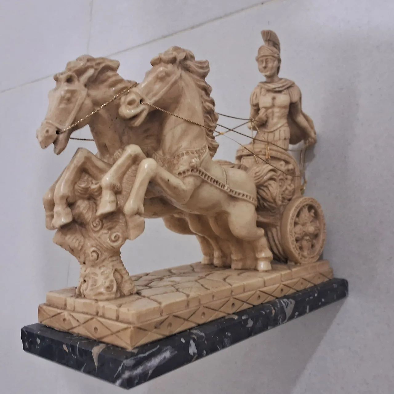 Escultura em pedra  de biga romana - made in Italy - Foto 2