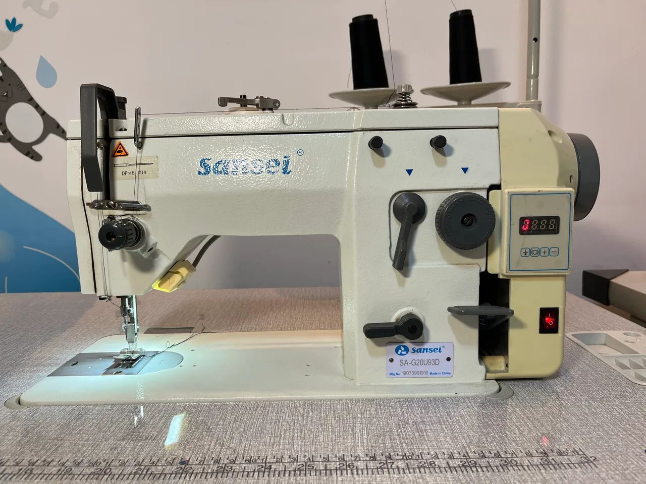 Máquina de costura Zig-zag e reta semi-industrial, 127v, usada, Sansei SAG2193D