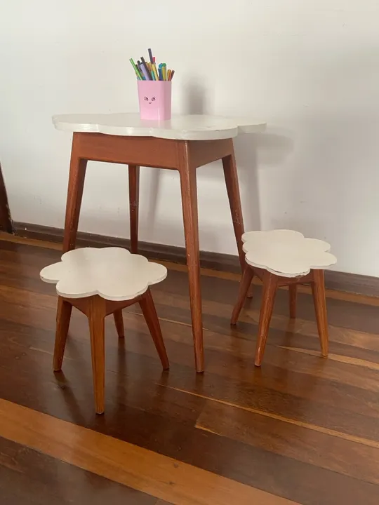 Kit mesa com banquinho nuvem