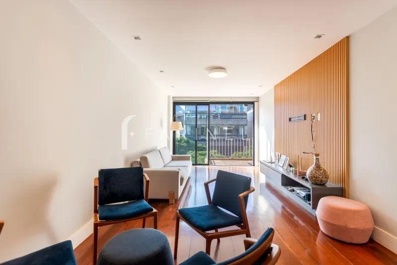 Lindo apartamento com varanda em rua tranquila e arborizada de Ipanema.
