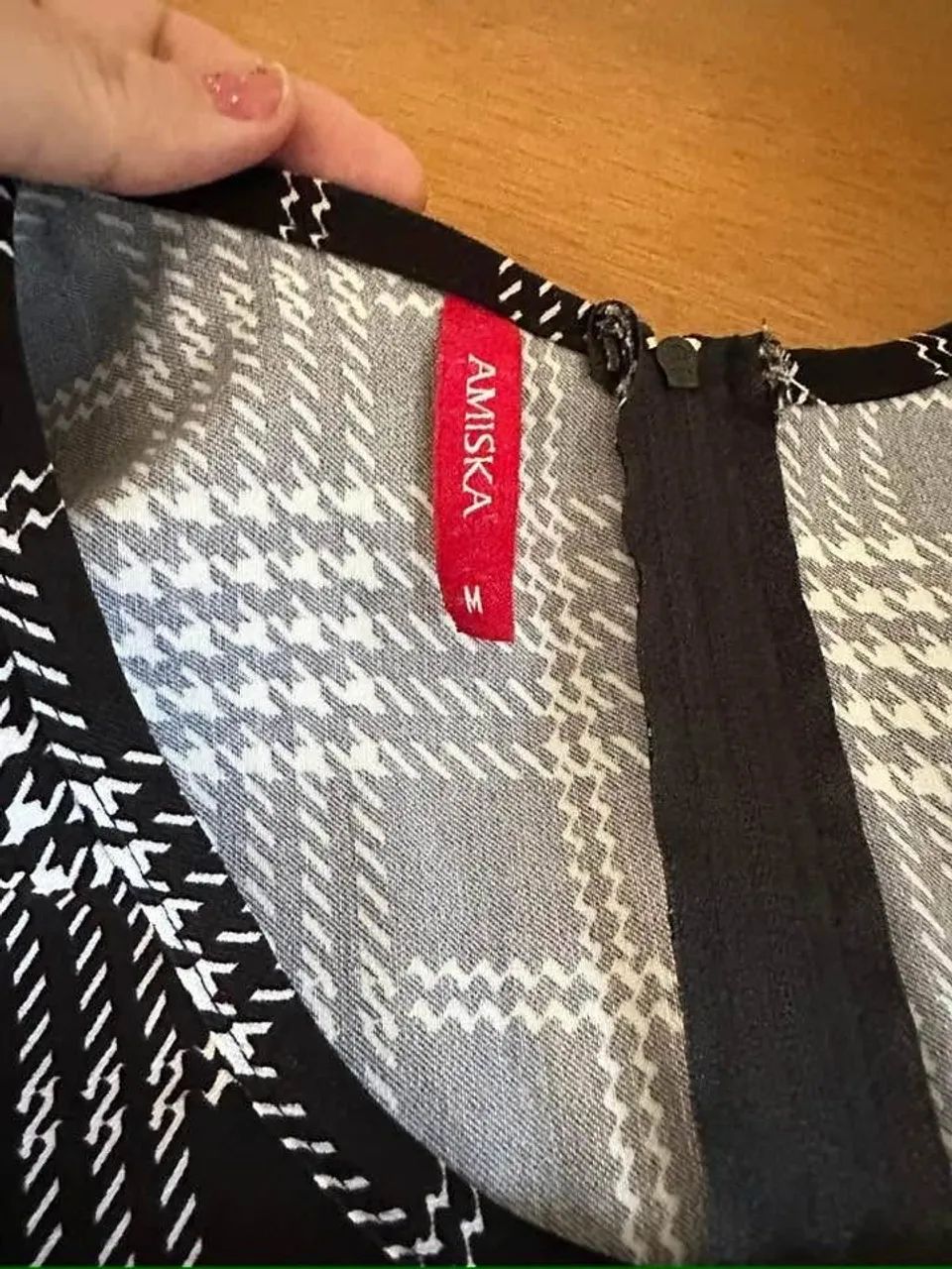 Vestido preto e branco com detalhes em courino - Foto 2