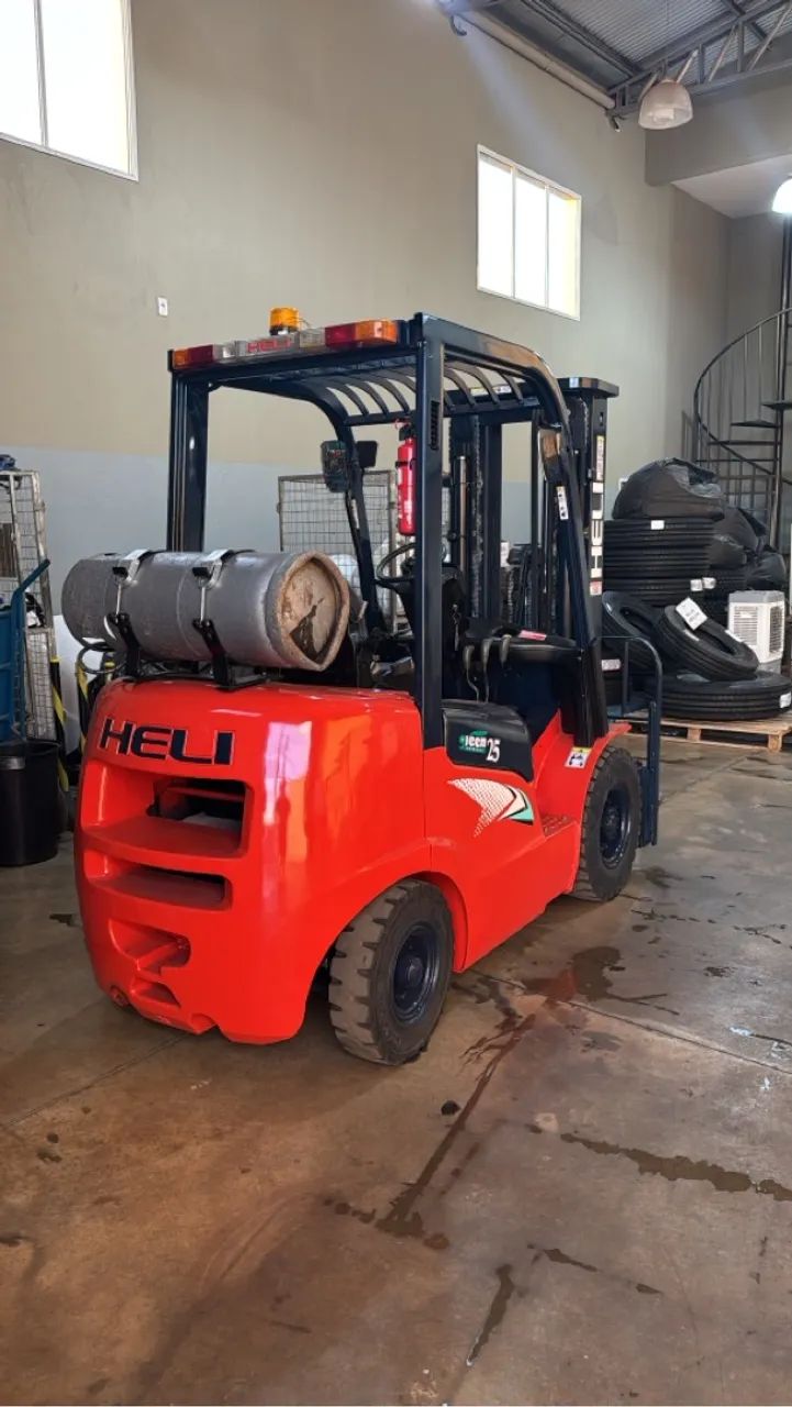 VENDO ou TROCO Empilhadeira HELI 2.5T a Gás, 4700 mm Triplex em Carro ou Moto. - Foto 2