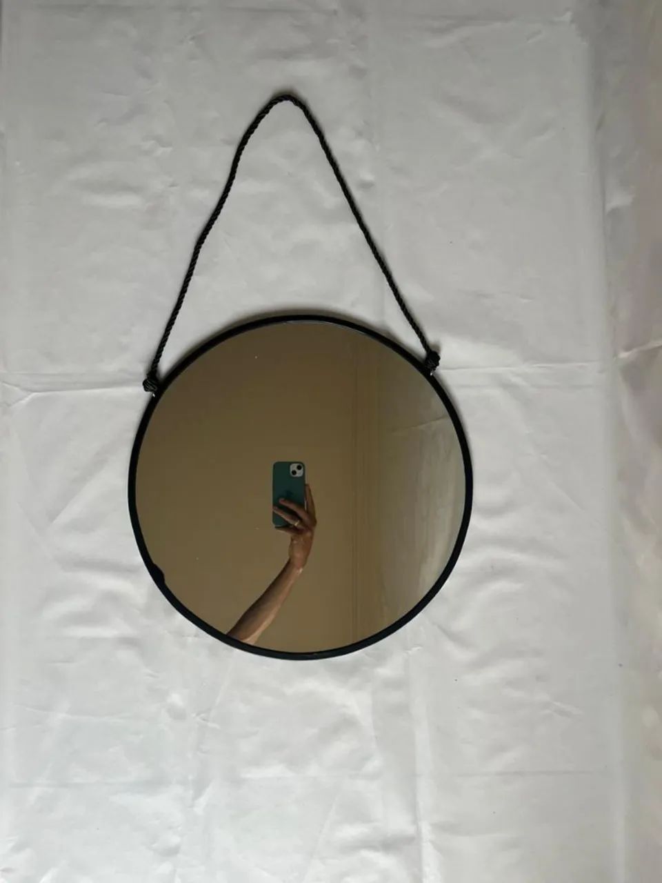 Espelho decorativo com moldura preta e alça - Foto 2
