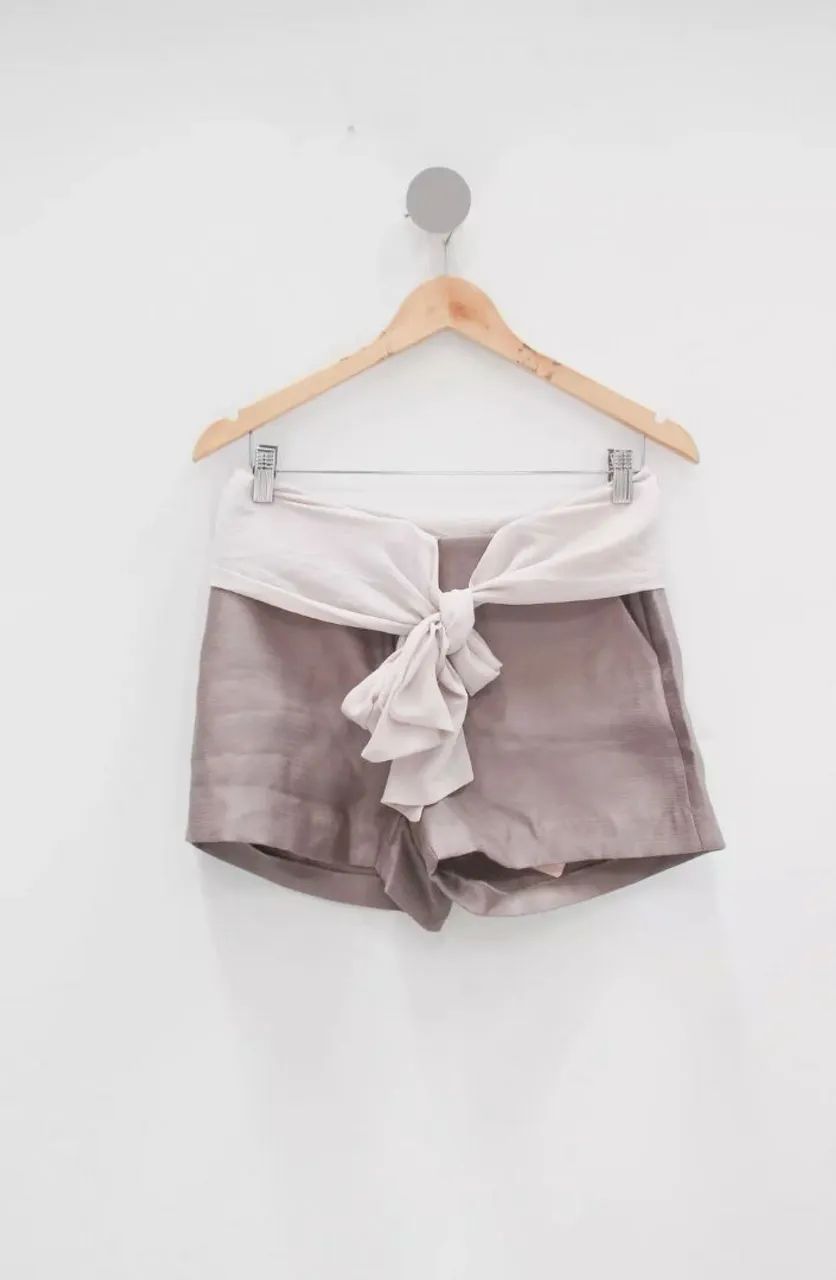 Shorts feminino com detalhe em laço