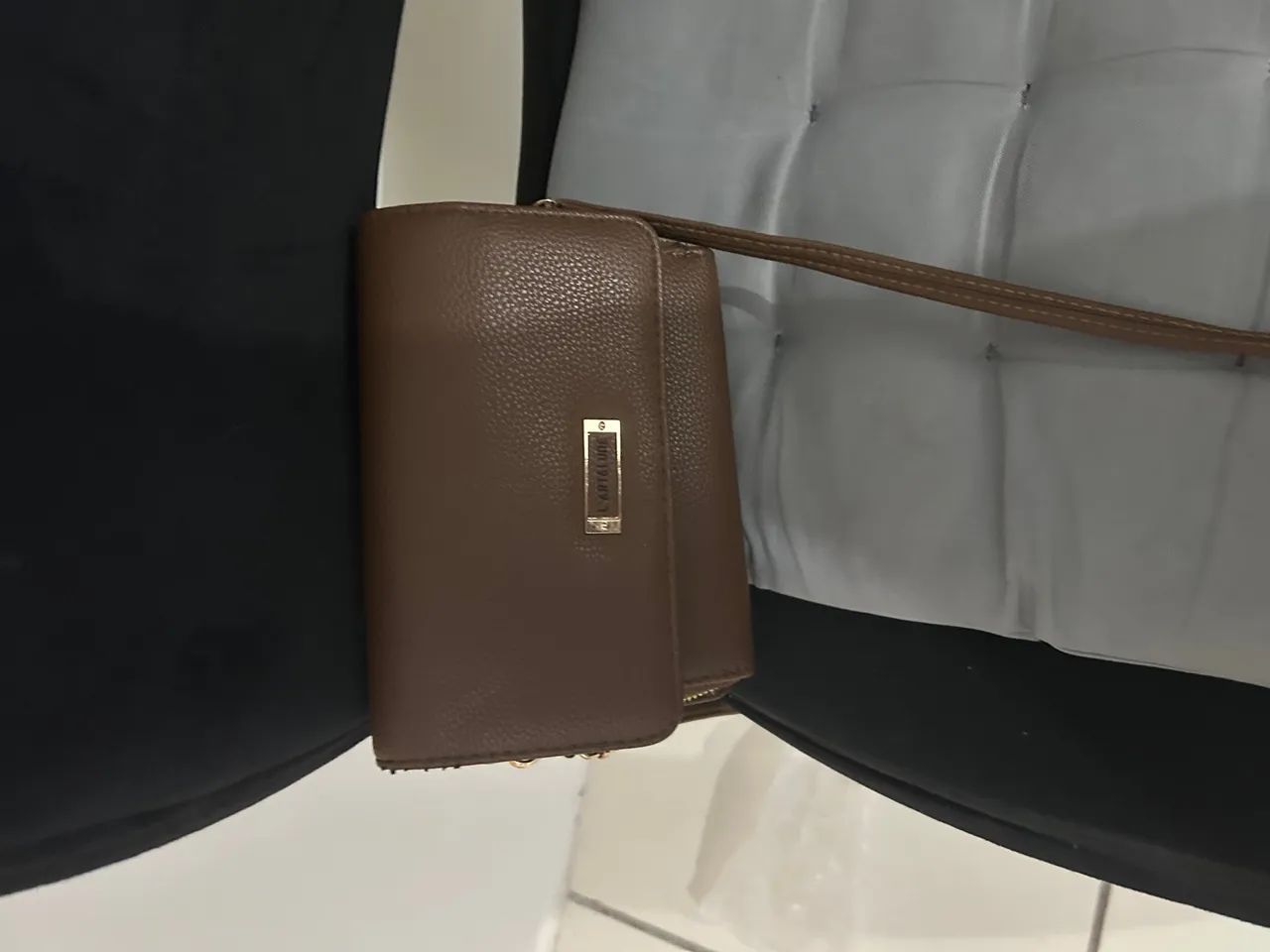 Bolsa de Ombro Marrom com Detalhes Dourados - Foto 2