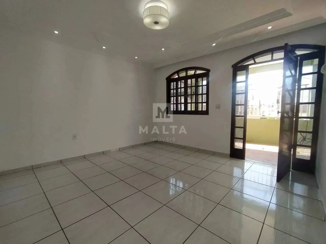 Excelente Casa a Venda com 04 Quartos e Terraço no Tirol !! - Foto 5