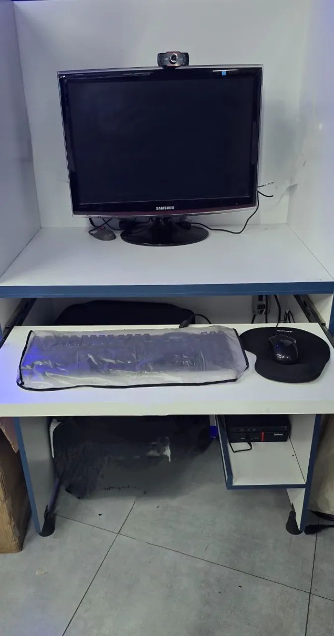 Vendo mesa para computador feito de NDF branco