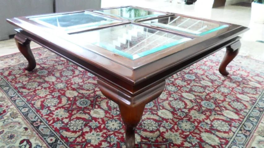 MESA DE CENTRO MADEIRA QUADRADA E TAMPO DE VIDRO- ESTILO INGLES ( Antiga)