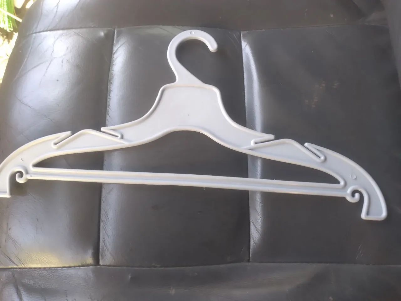 Cabide de plástico para roupas - Foto 5