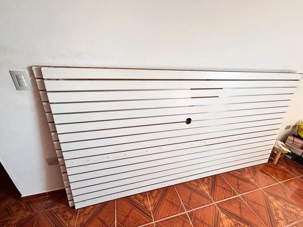 Painel Canaletado Branco para Exposição (alguma marcas de uso)