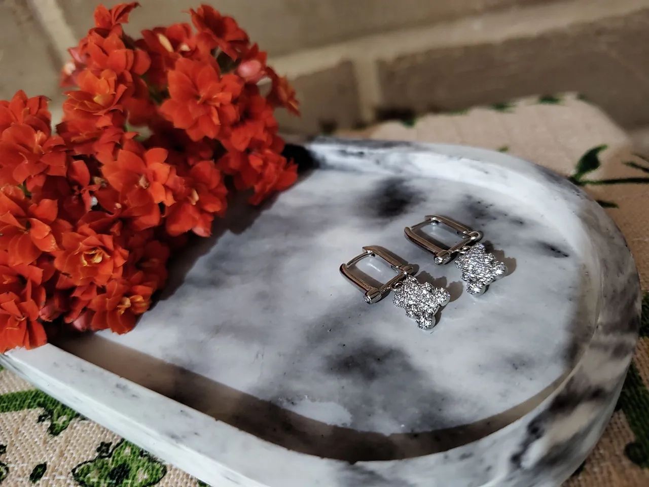 Brinco Fechado com pingente de Urso cravejado folheado em ródio branco  - Foto 2