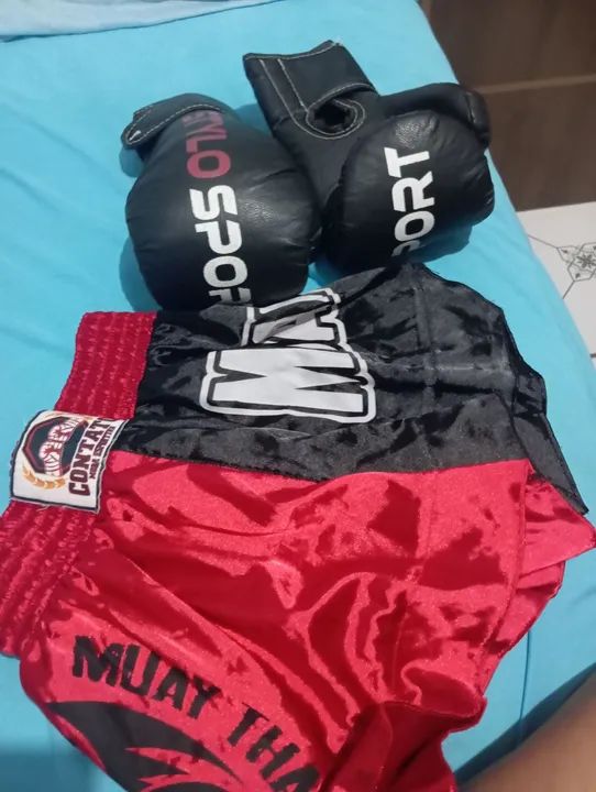 Shorts de Muay Thai Vermelho com luvas