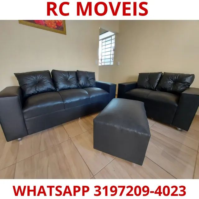 Sofá de Couro Sintético com Puff - Conjunto 3 e 2 Lugares