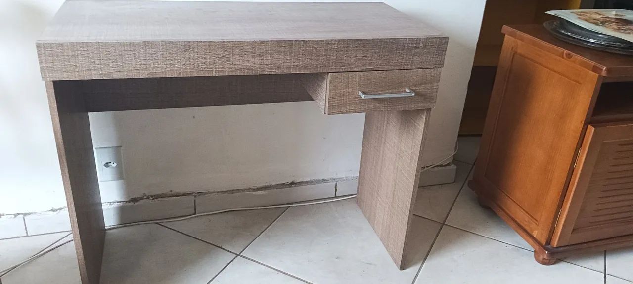 Escrivaninha prática com gaveta