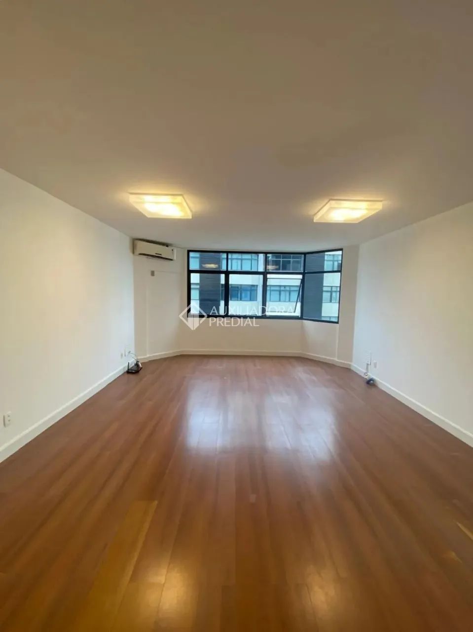 Sala comercial na Avenida Rio Branco.