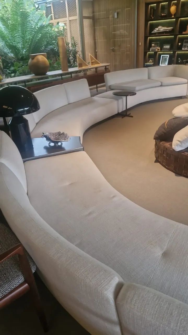 Sofá de Luxo Gigante 12 Lugares, Estilo Meia Lua, Cor clara