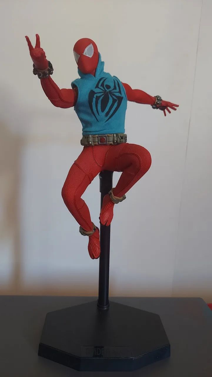 Spiderman 1/6 Aranha Escarlate  - Foto 3