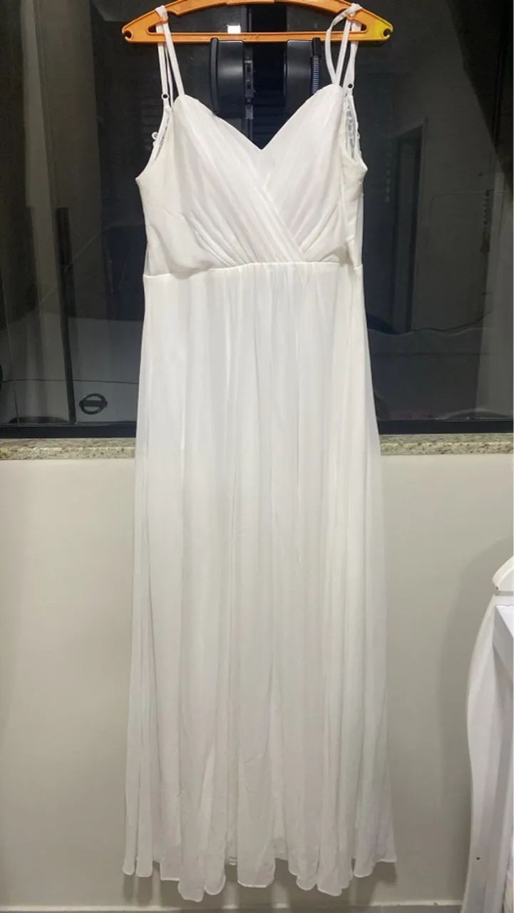 Vestido longo branco com alças finas e bojo