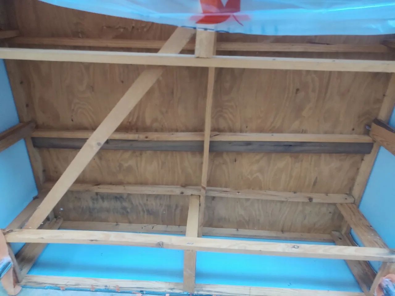 Vendo uma base de cama box casal semi nova230 Não entrego buscar no balneário meia ponte!