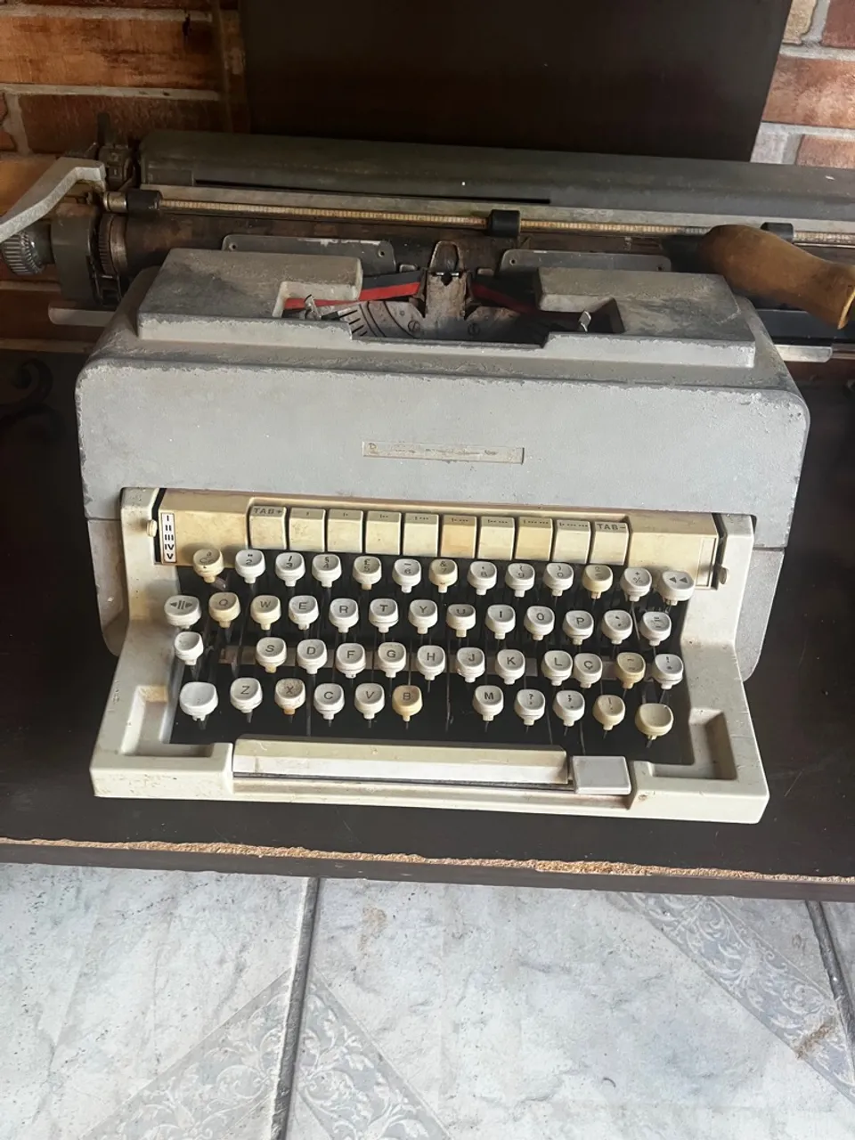 Maquina de escrever antiga, uma RELIQUIA ?