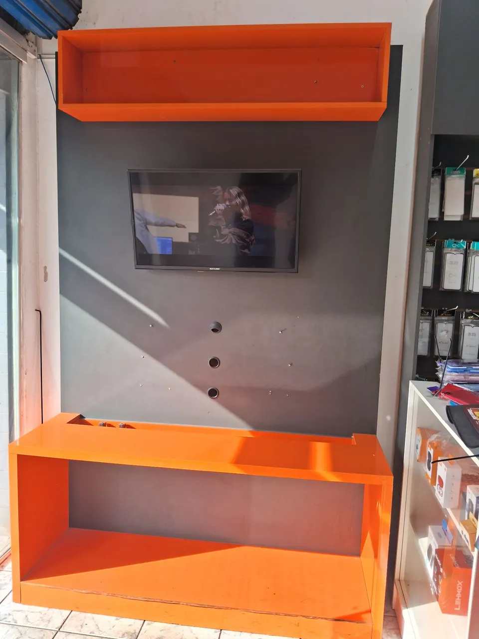 Rack/Painel Laranja para TV - Design Moderno