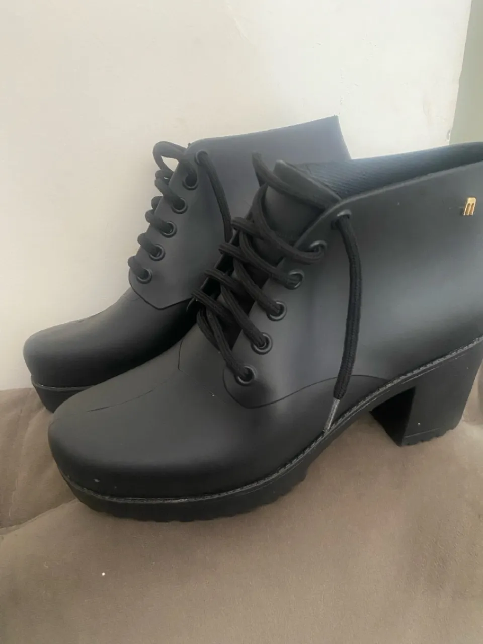 Bota Melissa Preta com Cadarço e Salto