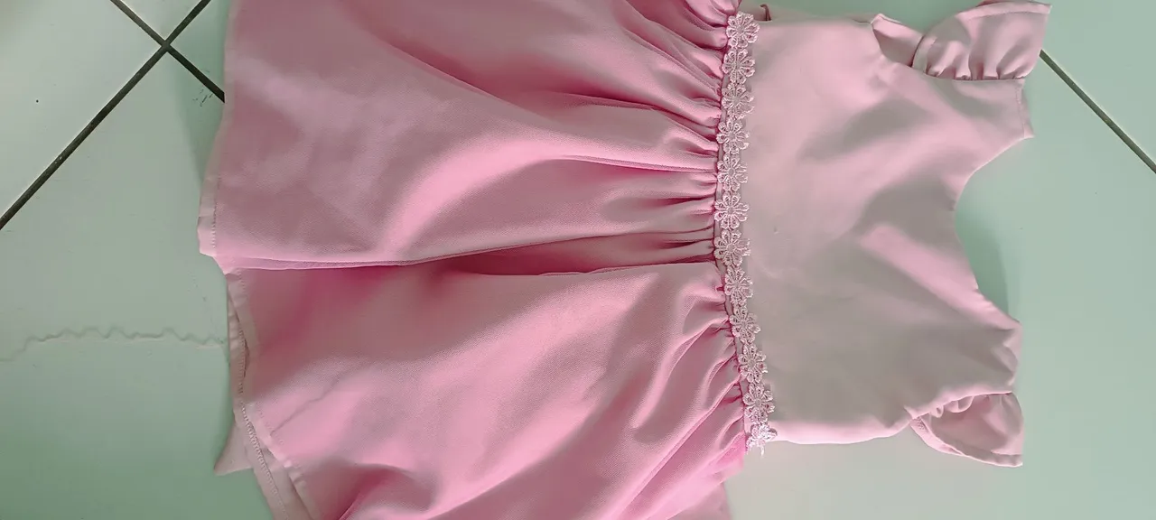 Vestido rosa de festa infantil com detalhes