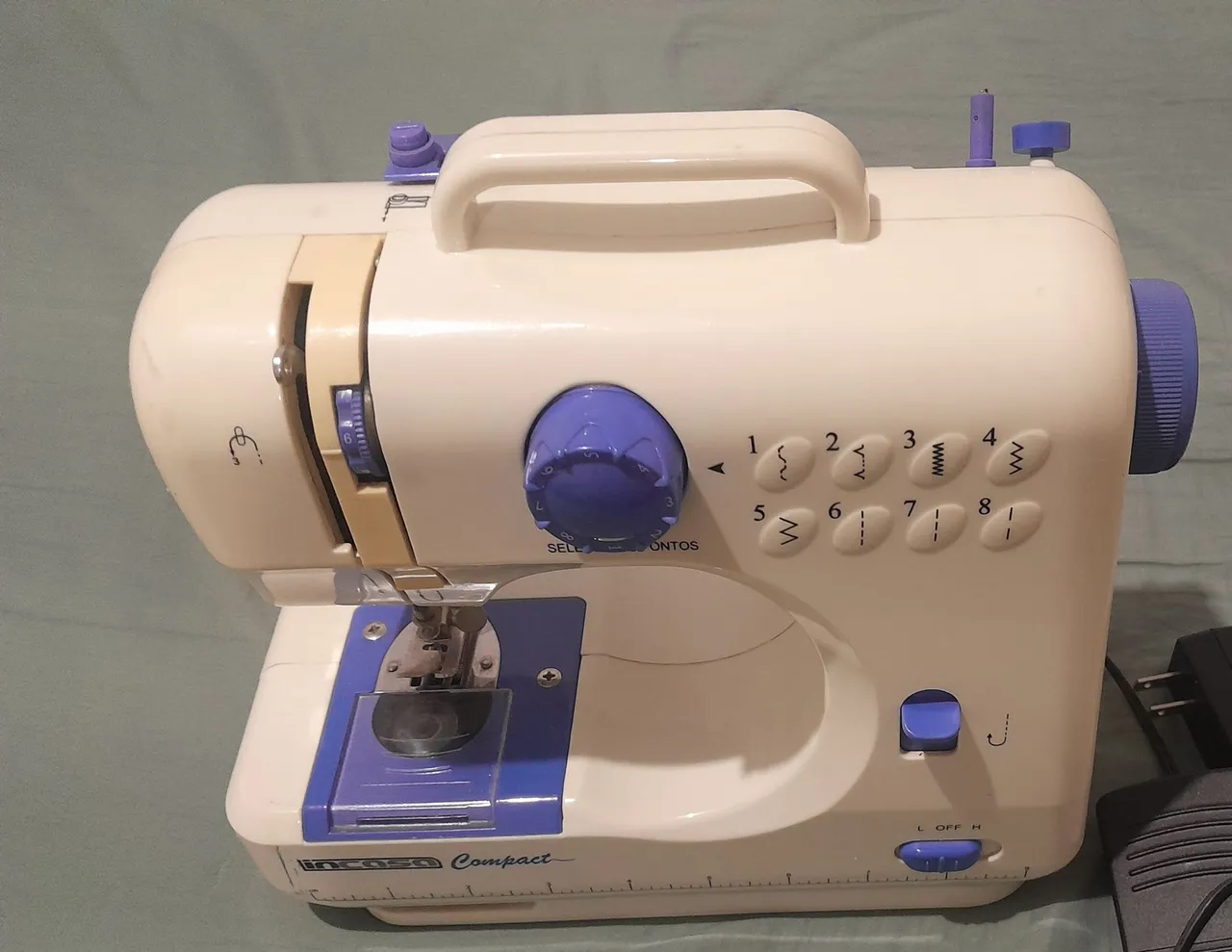 Máquina de Costurar Incasa Compact