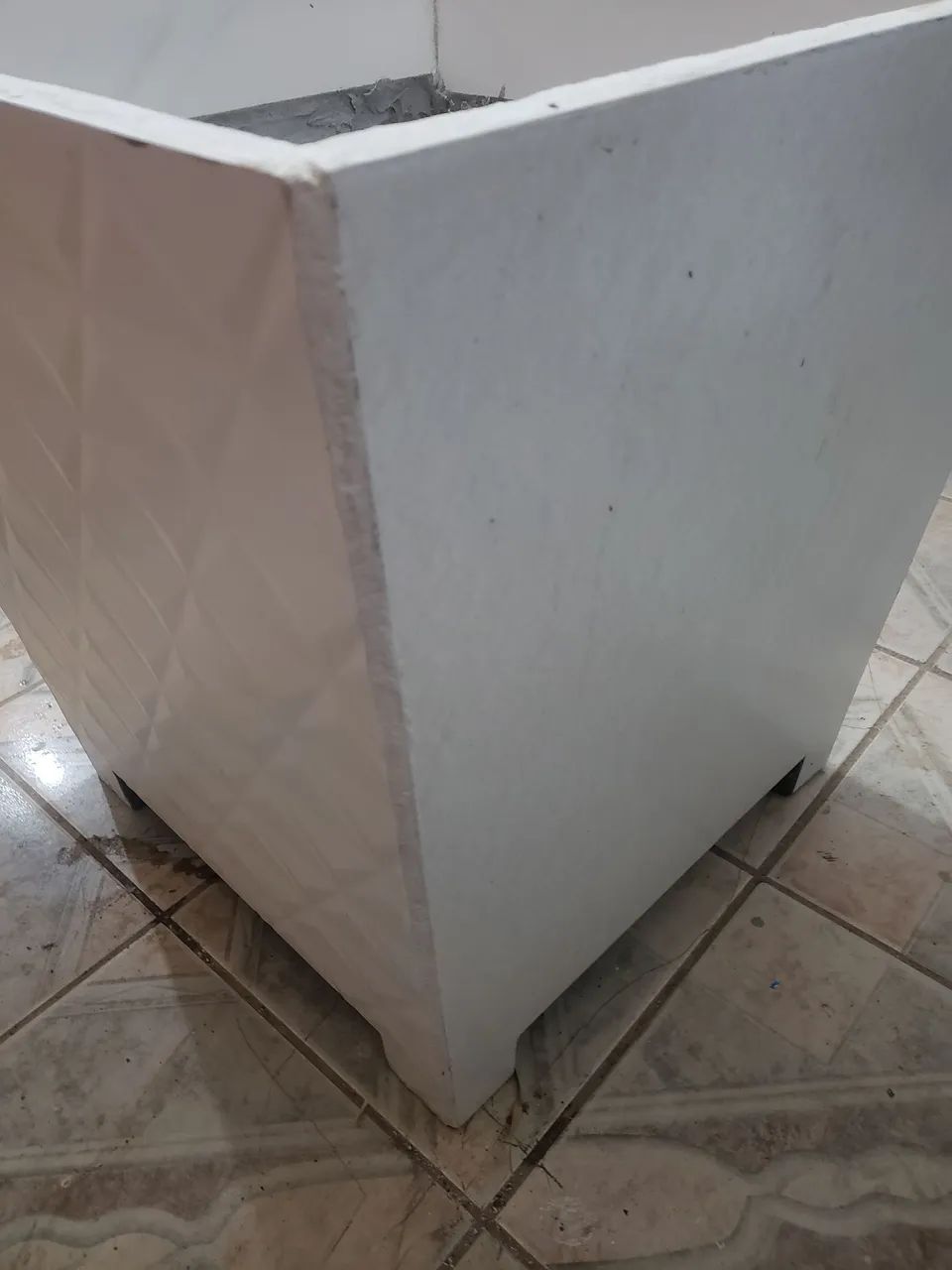 Vaso de planta branco com design geométrico tm 58x58x60 - Foto 6