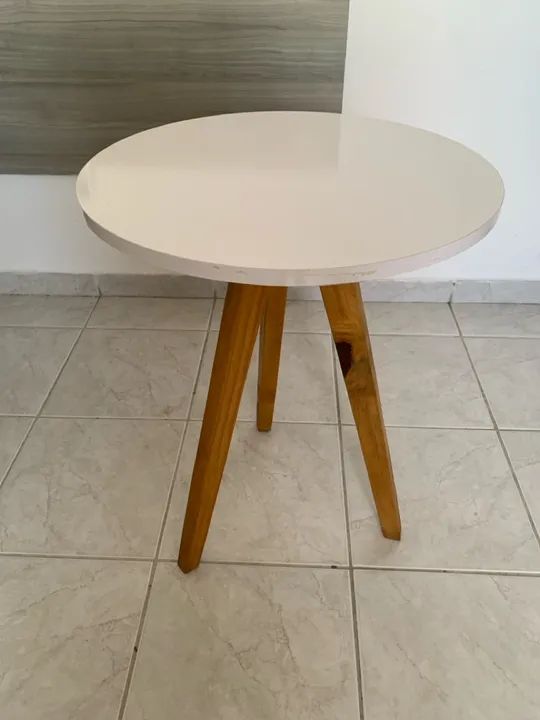 Mesa de centro redonda branca com pernas de madeira - Foto 4