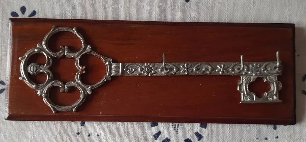 Chave antiga em metal prateado / porta-chaves - Foto 2