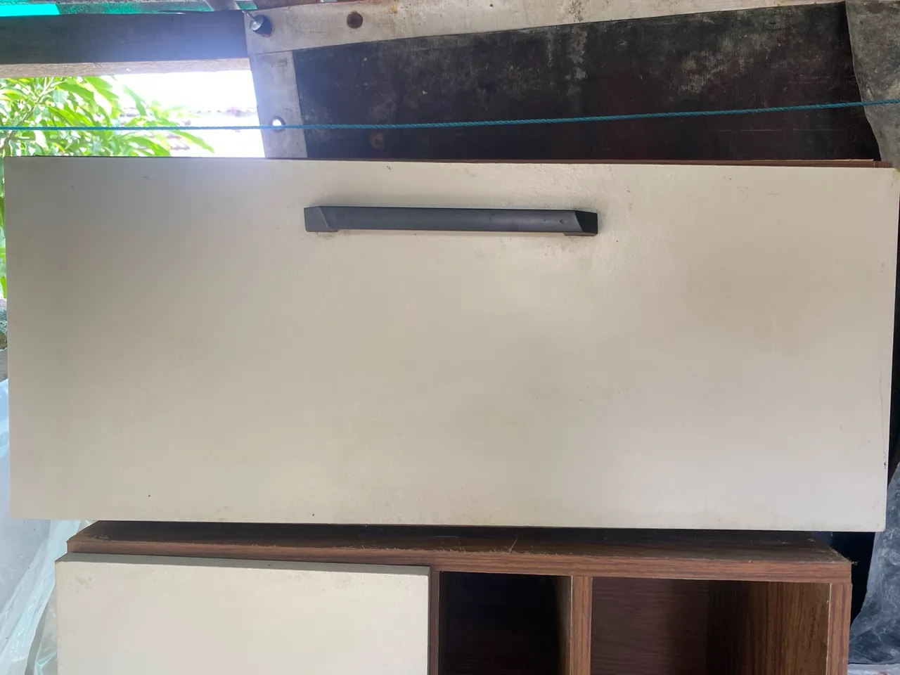 Armário branco com puxador moderno