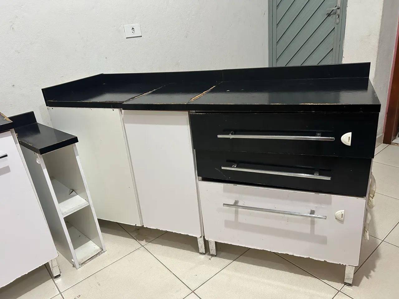 THIS KITCHEN COUNTER IS DEAD ON ARRIVAL64960528441474121