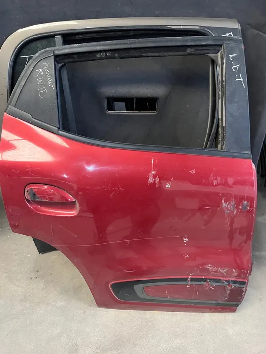 W porta traseira direita do Kwid 
