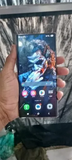 S22ultra 512gb 12+8 de ram troco em outro aparelho trincado só. Na traseira